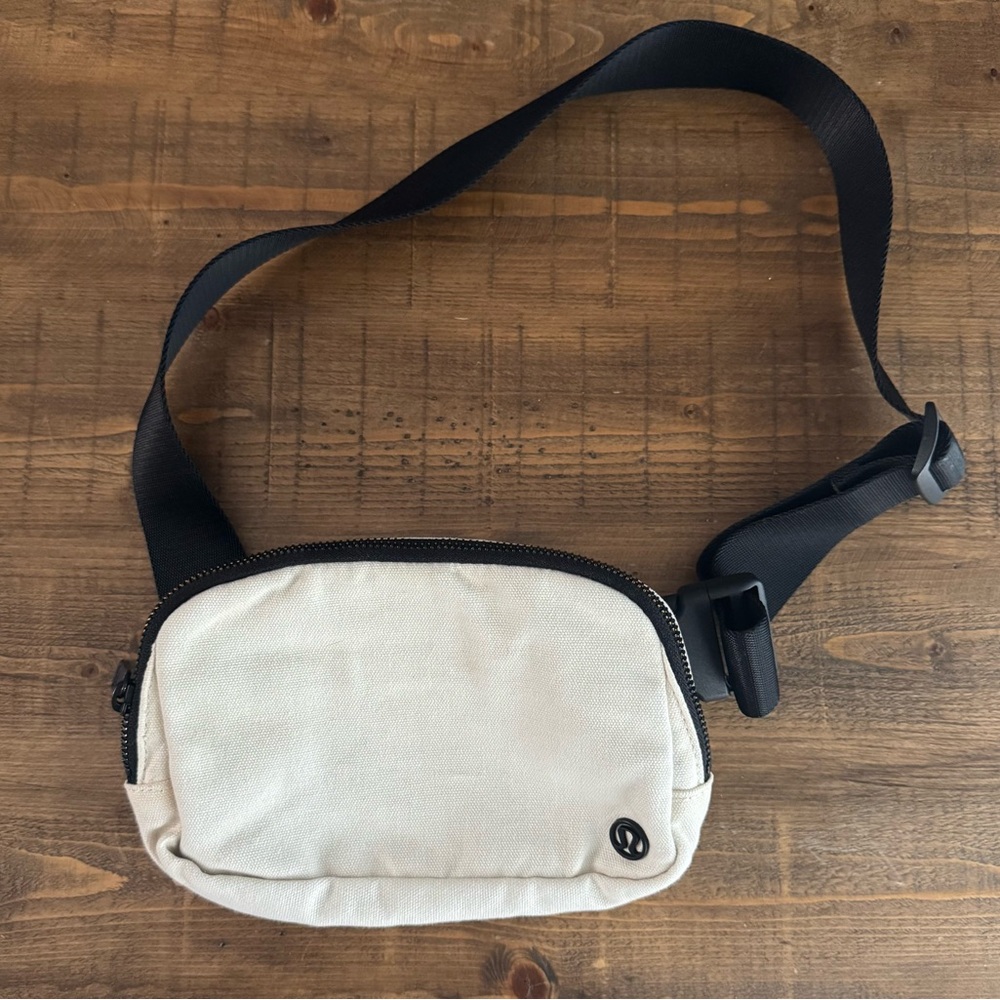 lululemon - everywhere belt bag